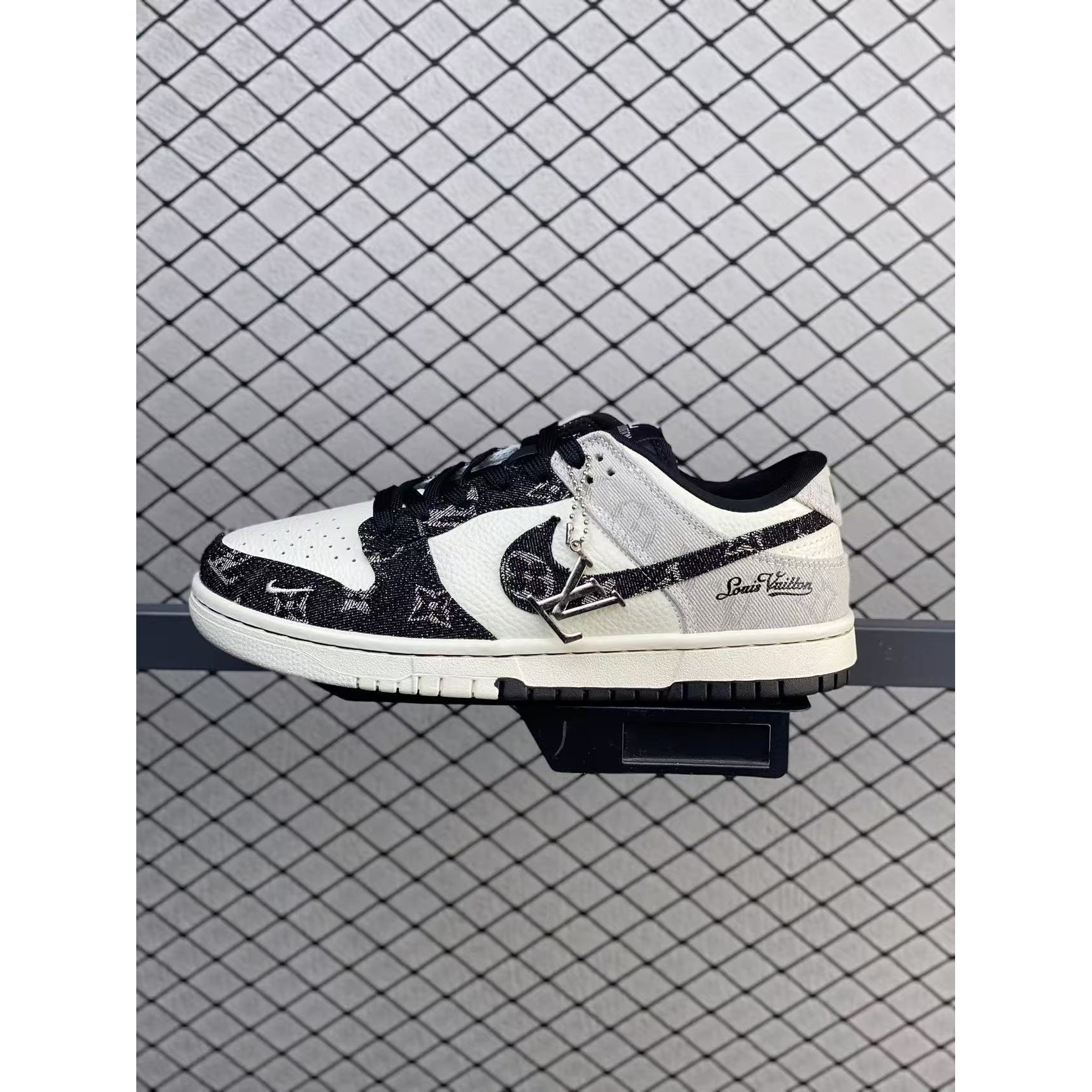 <p>Nike SB Dunk Low 青蓝牛仔休闲板鞋(黑)</p>