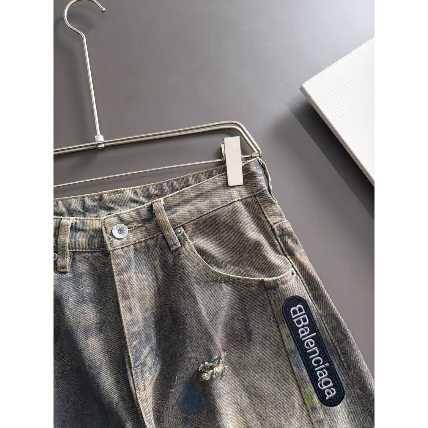 <p>Balenciaga 男士款重工直筒弯刀牛仔裤(黑)</p>