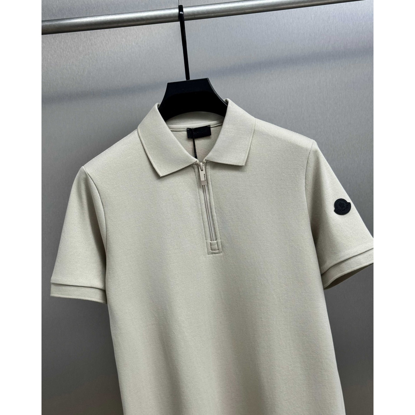 <p>MONCLER&nbsp;短袖翻领polo衫(杏)</p>