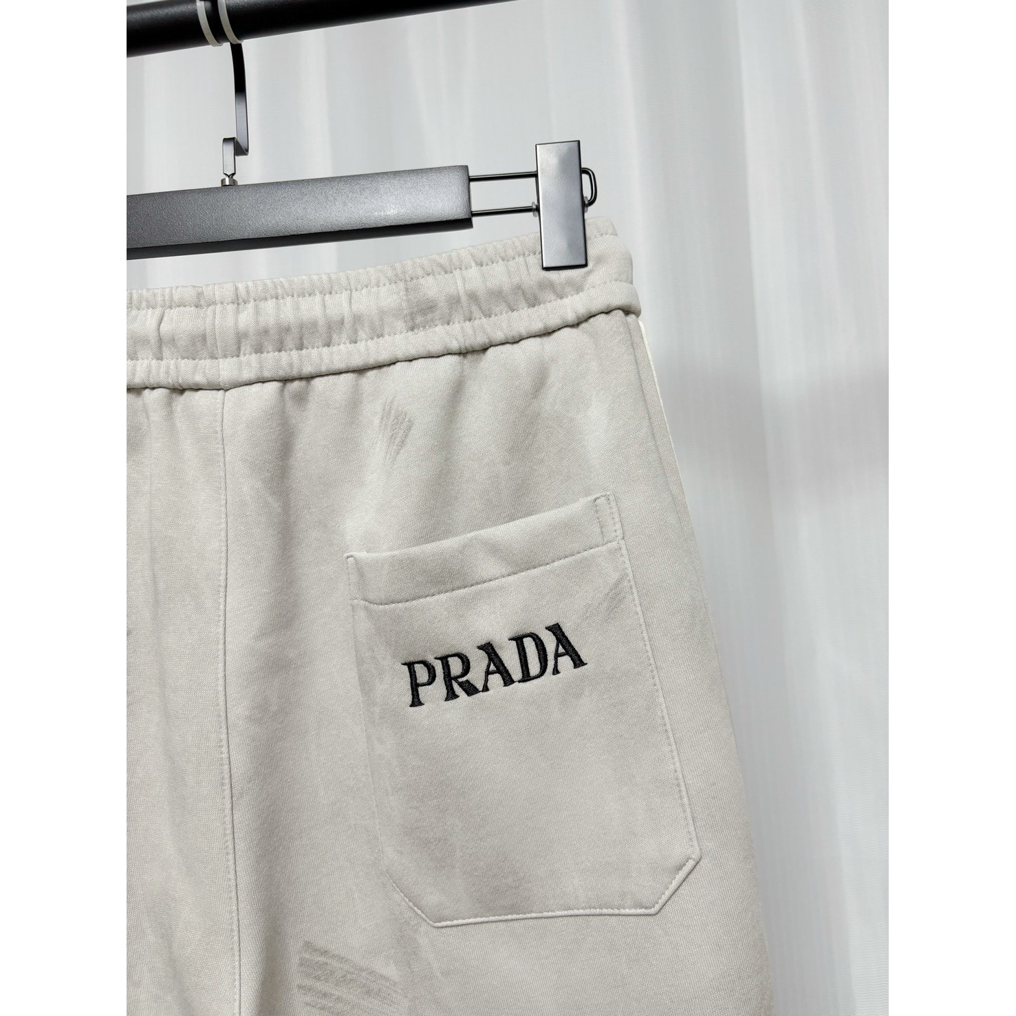 <p>&nbsp;Prada 休闲长裤(灰)</p>