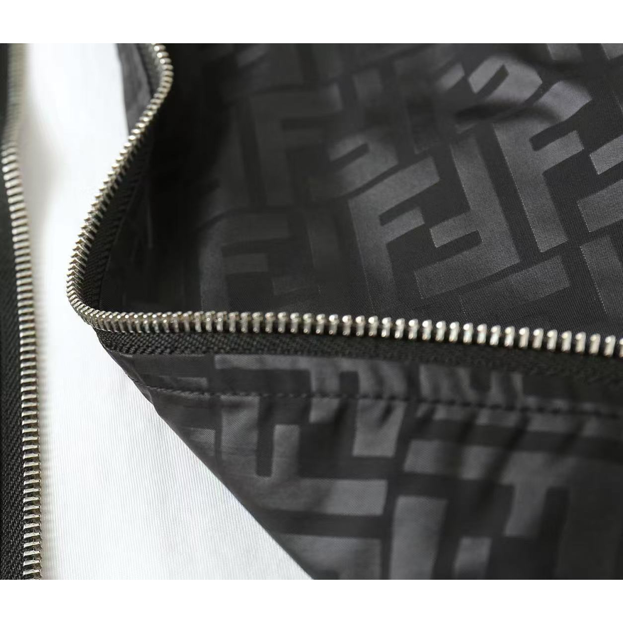 <p>FENDI&nbsp;男士夹克外套(黑)</p>