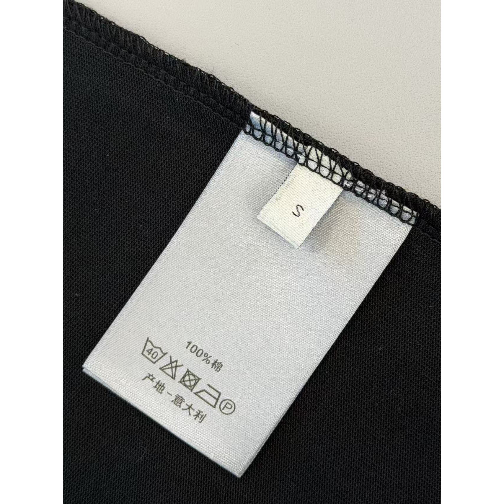 <p>DIOR&nbsp;logo短袖T恤(黑)</p>