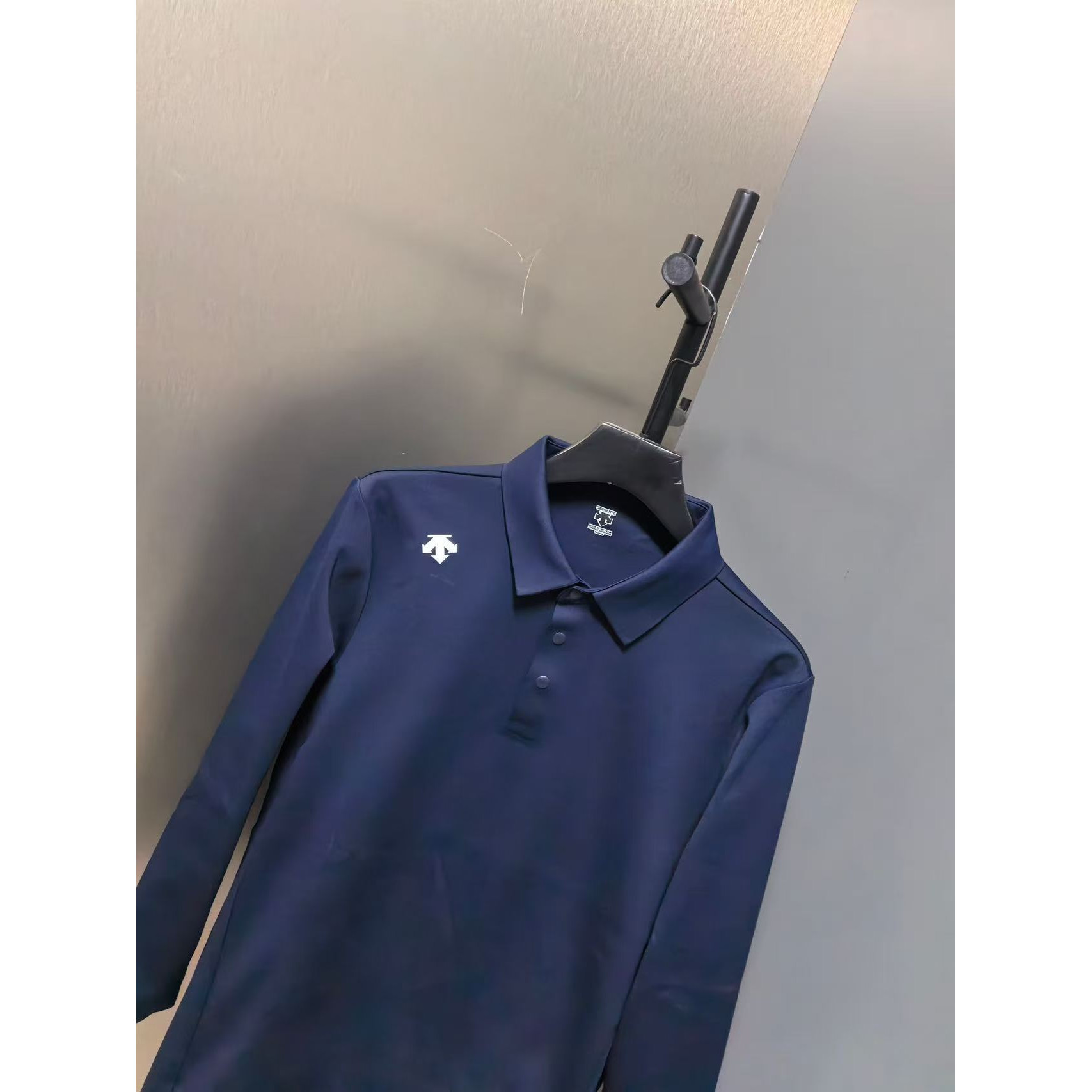 <p>Descente 翻领长袖打底(藏青)</p>