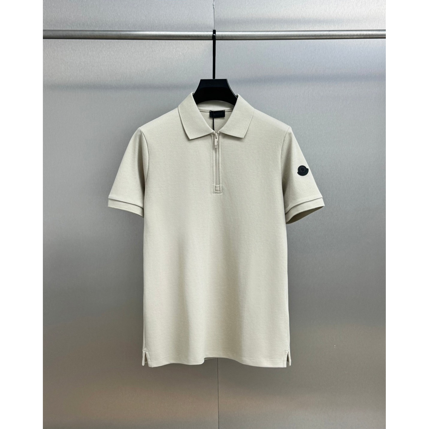 <p>MONCLER&nbsp;短袖翻领polo衫(杏)</p>