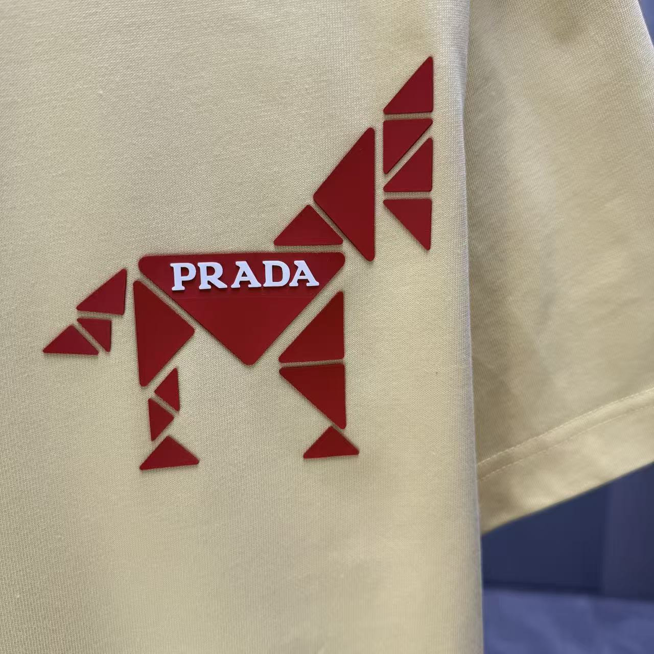 <p>Prada 短袖T恤(黃)</p>