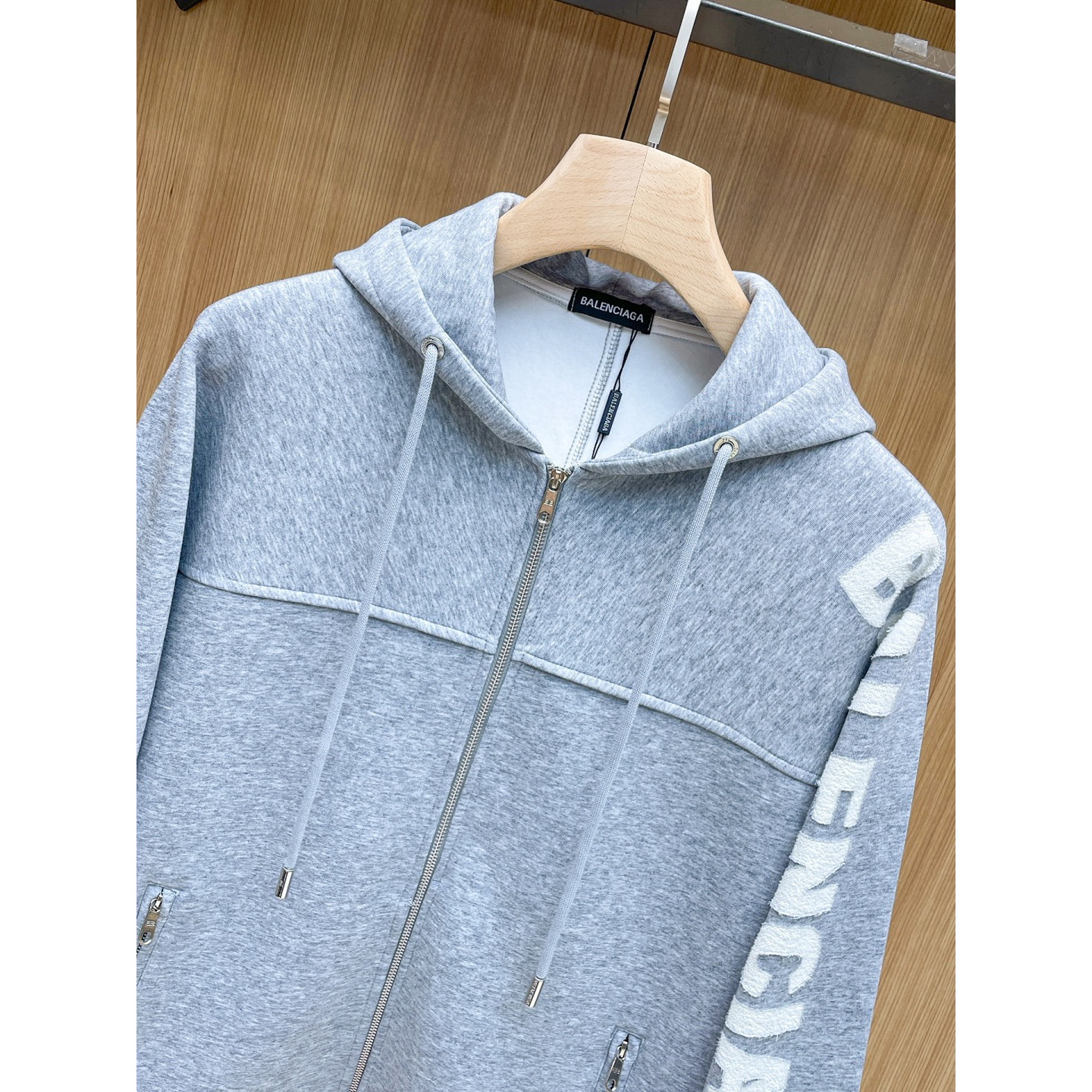 <p>Balenciaga 套裝(灰)</p>
