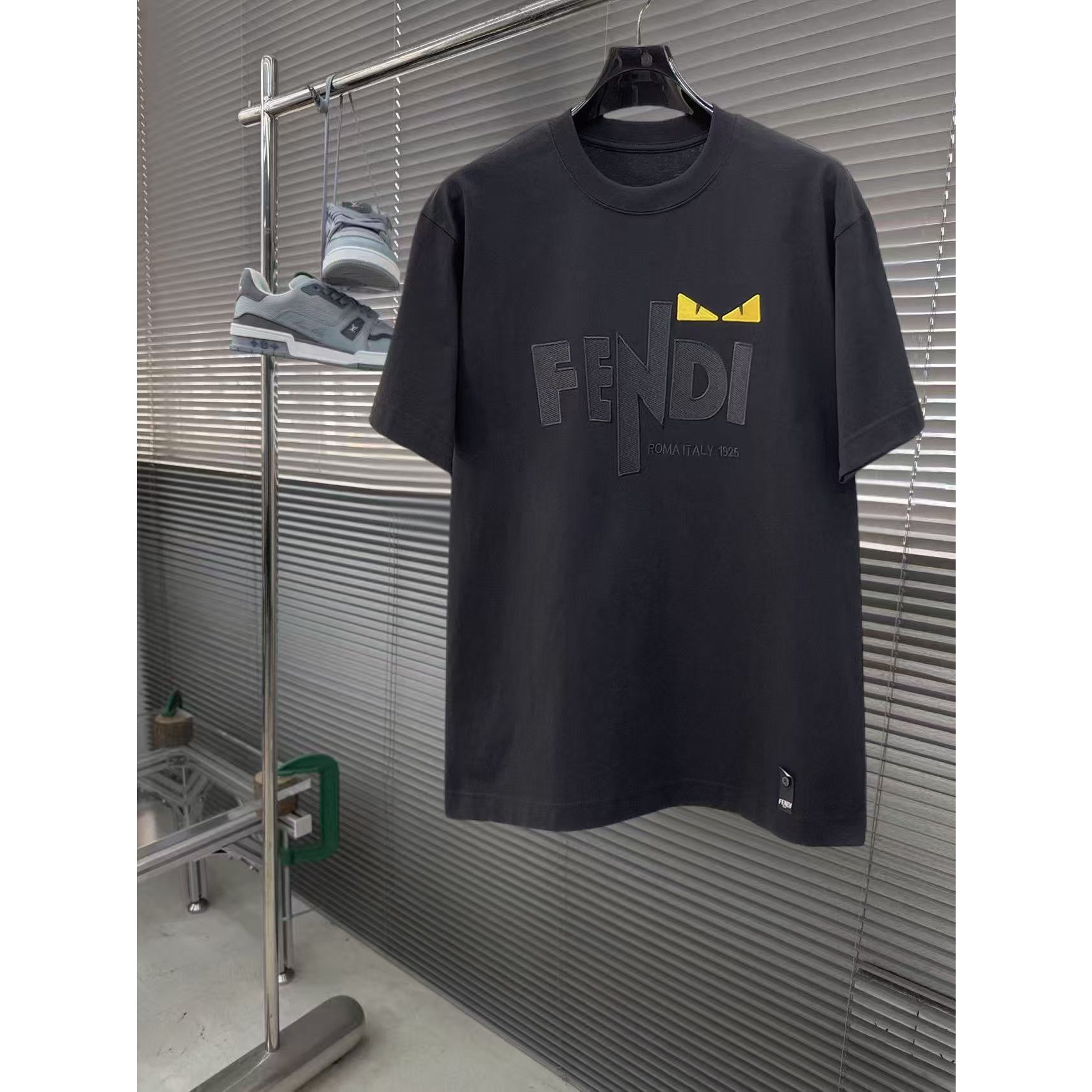 <p>FENDI&nbsp;专柜新款短袖T恤(黑)</p>
