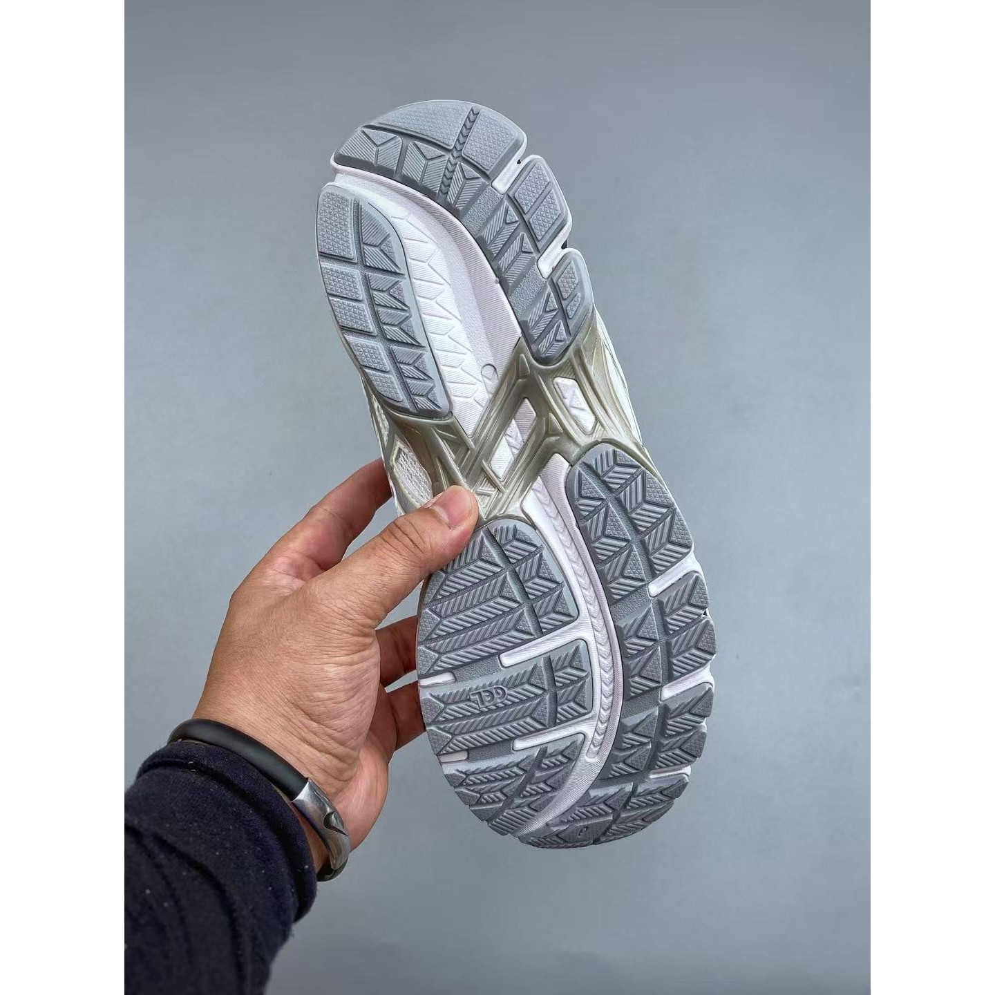 <p>Asics Gel-Kayano 20代 透气专业跑鞋(白)</p>