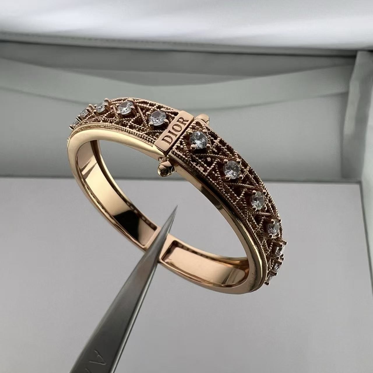 <p>Dior 扭绳菱形网格主钻手镯<br />
&nbsp;</p>