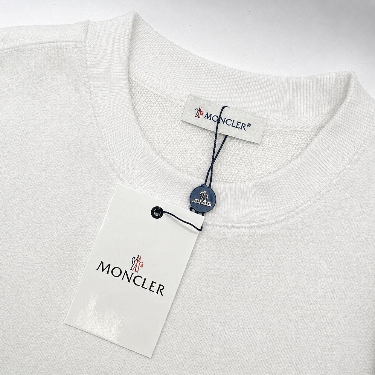 <p>MONCLER logo图案绣花长袖(白)</p>