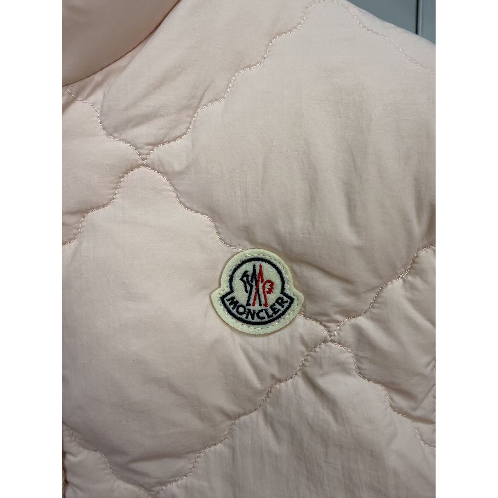 <p>Moncler 菱格纹立领休闲女士羽绒背心(粉)</p>