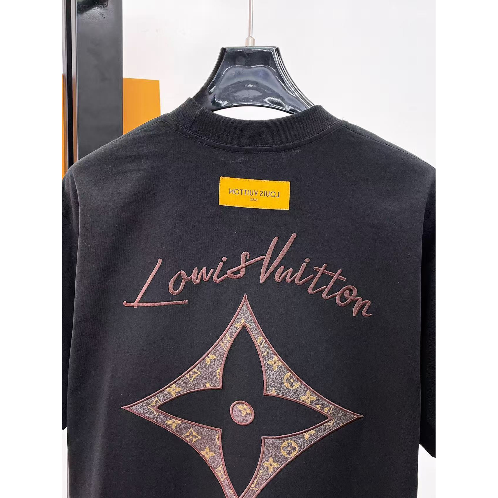<p>LV 专柜新款短袖T恤(黑)</p>