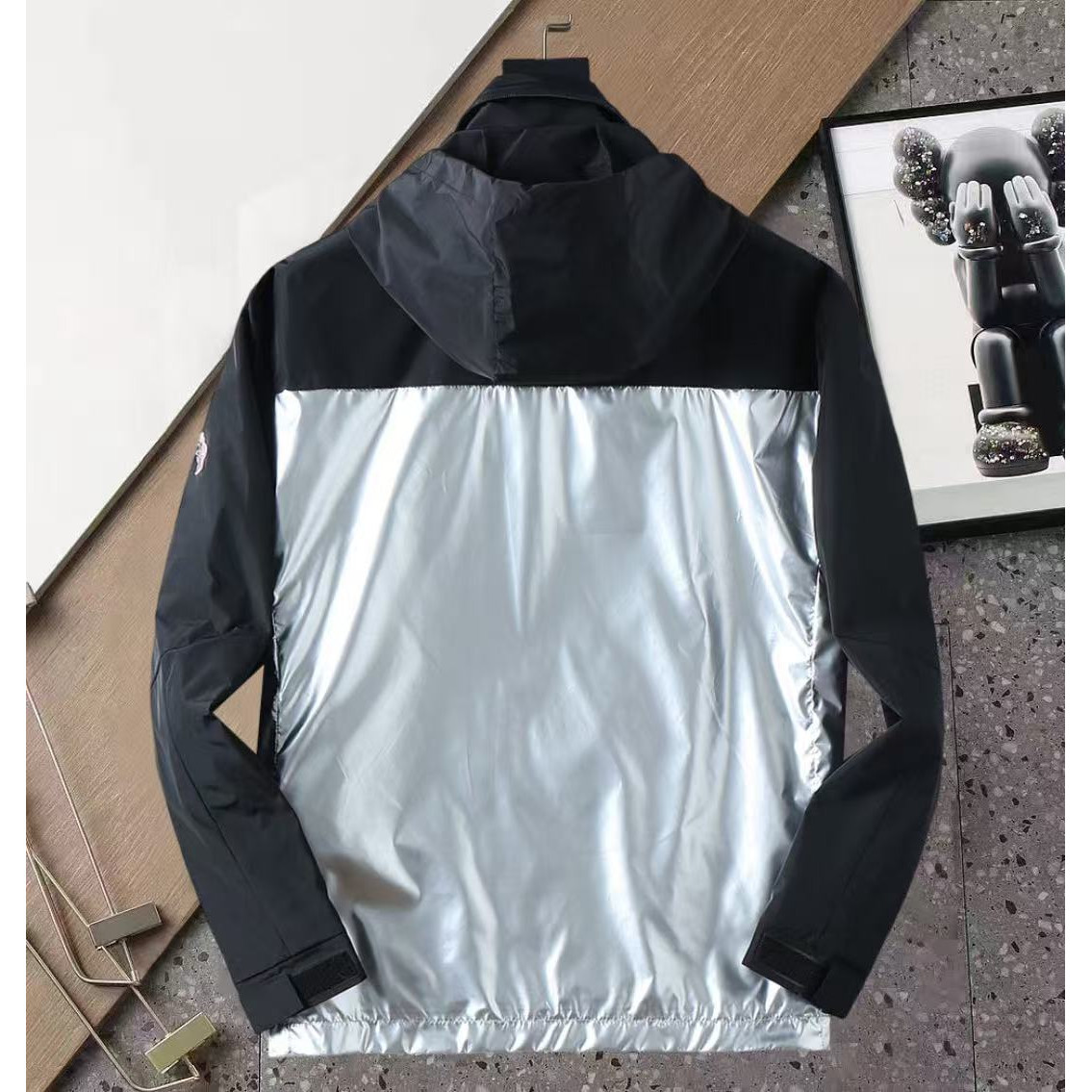 <p>MONCLER 男士夹克外套(800831)</p>