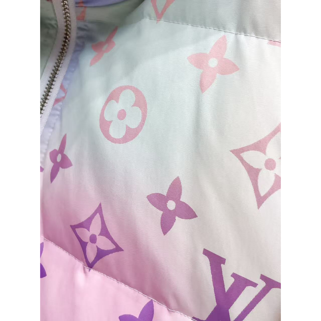 <p>LV 秋冬新款羽绒服</p>
