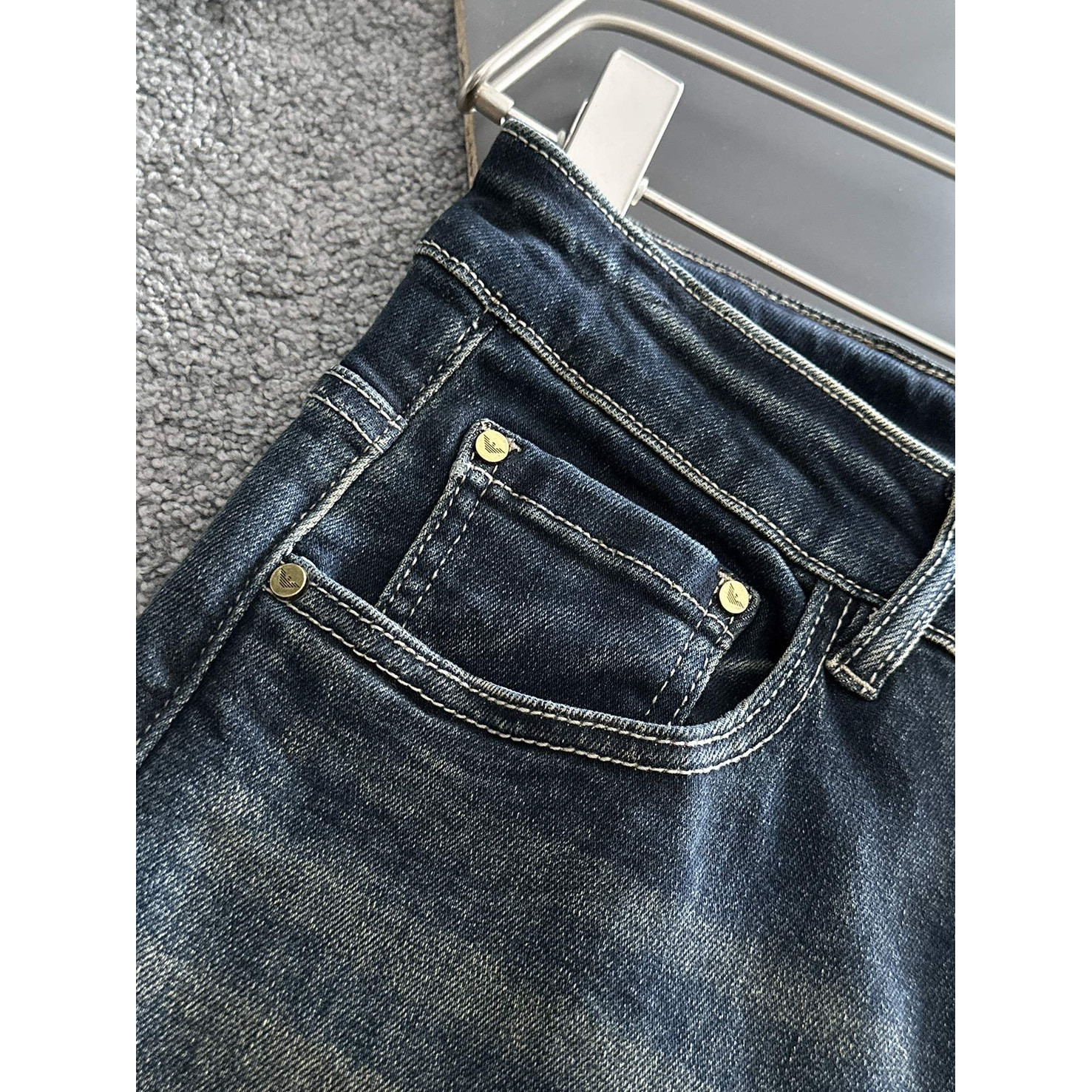 <p>Giorgio_Armani 高品质牛仔裤</p>