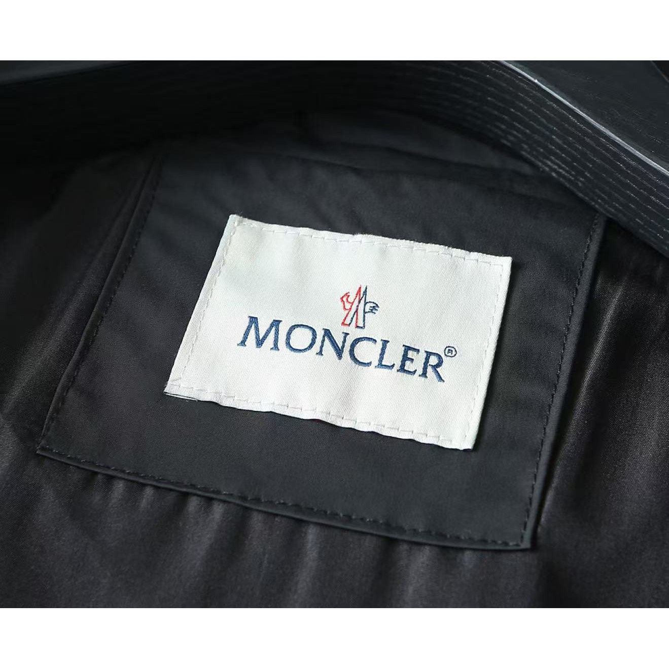 <p>MONCLER 男士夹克外套(黑)</p>