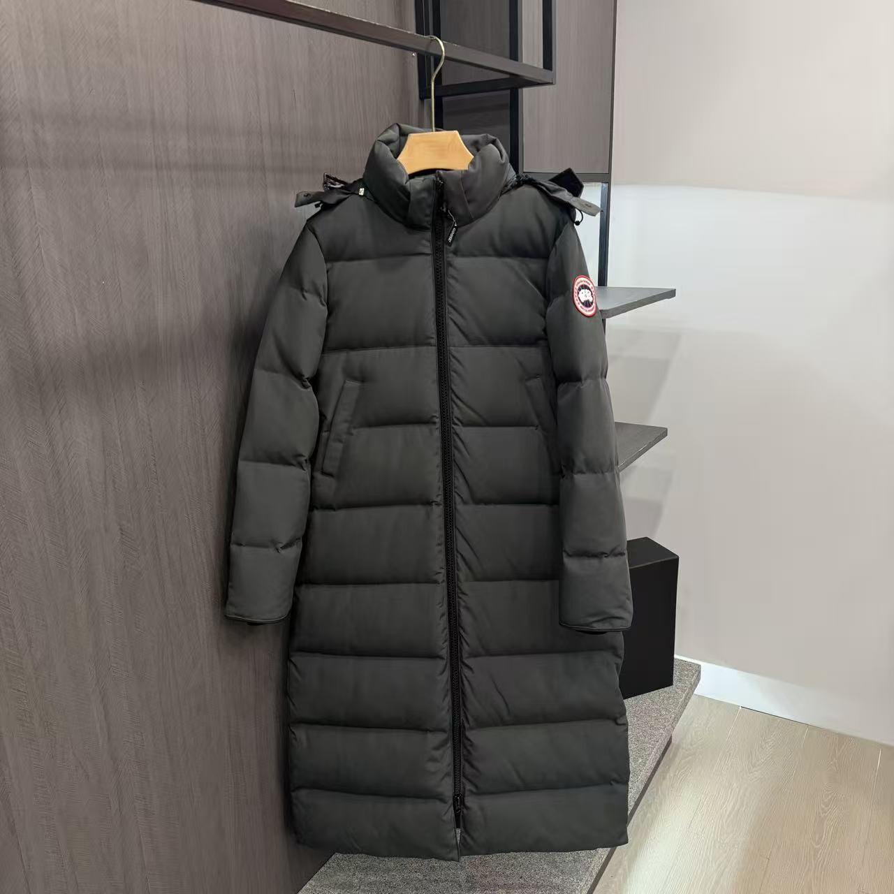 <p>Canada Goose 可拆卸兜帽全長款羽绒服(灰)</p>
