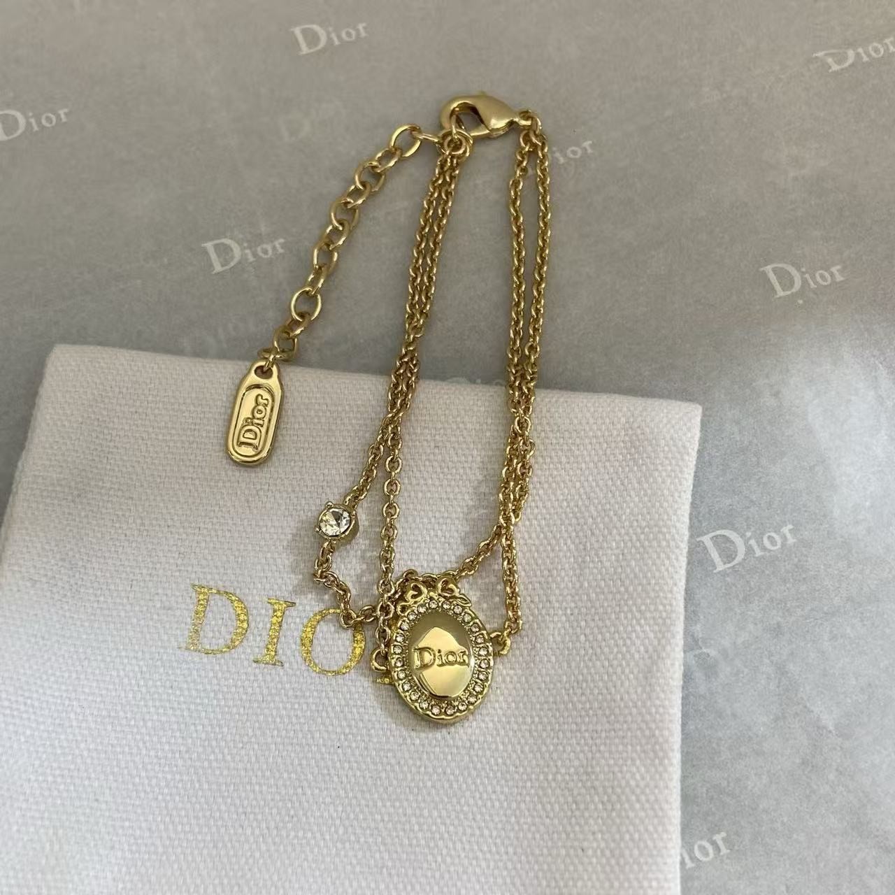 <p>DIOR 复古徽章蝴蝶结手链</p>