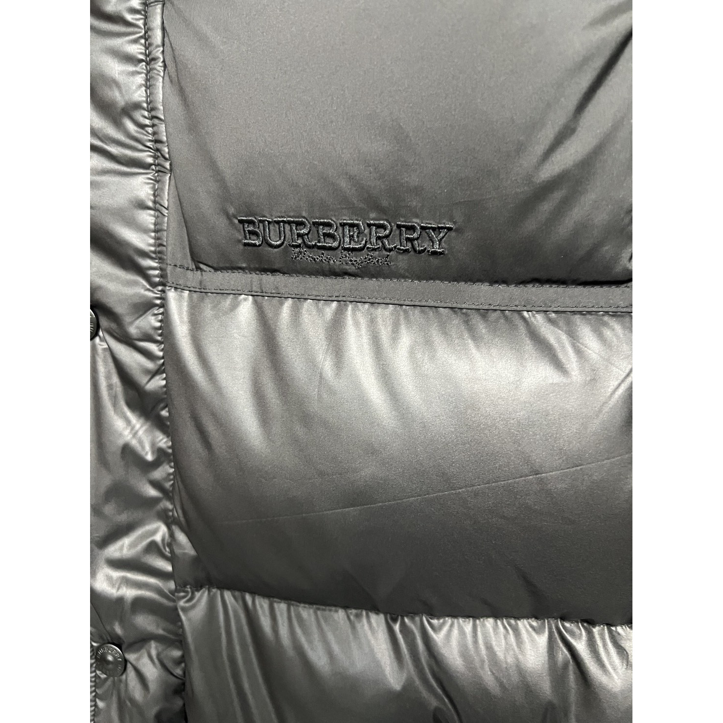 <p>Burberry 格子短款羽绒服 (黑)</p>