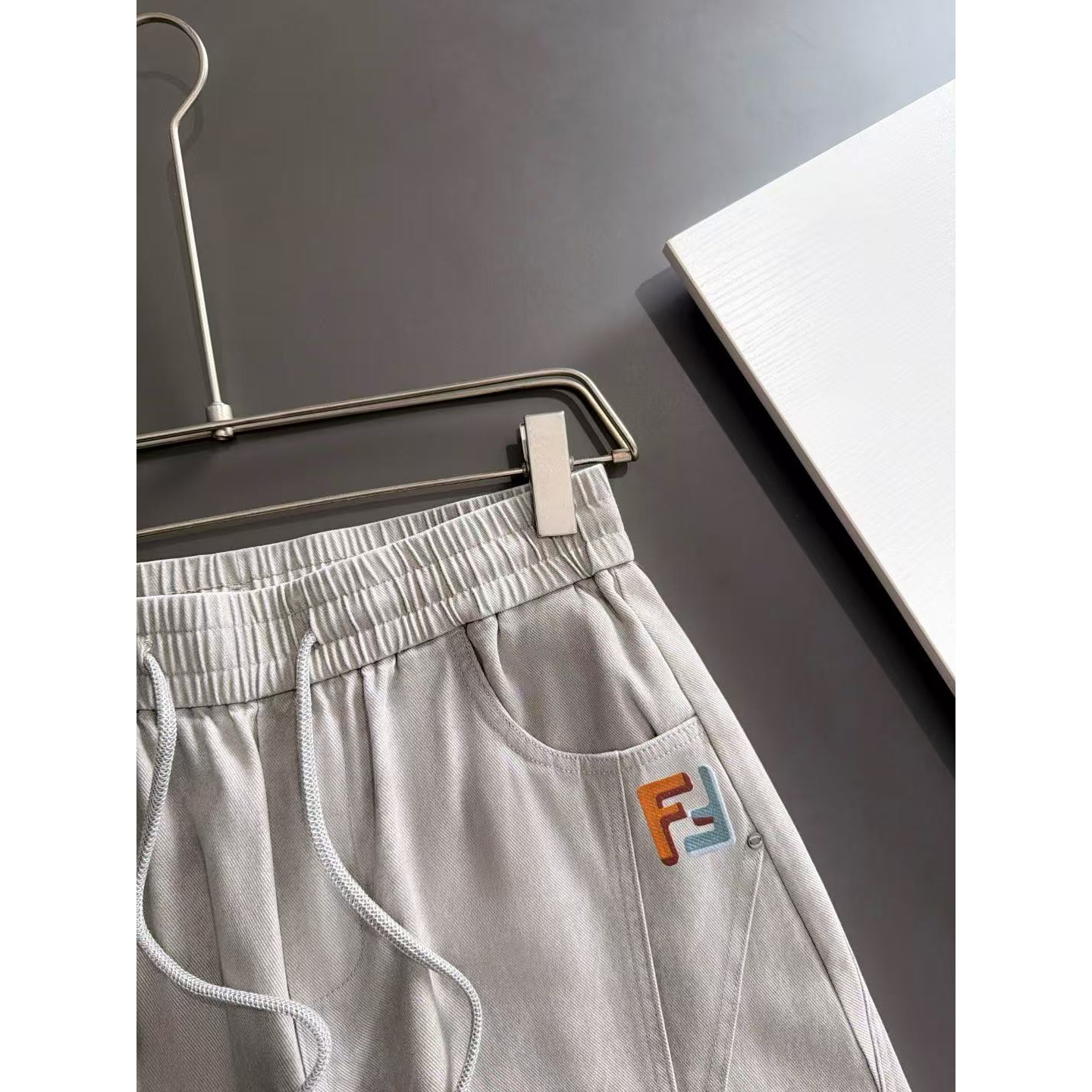 <p>FENDI&nbsp;夏季新款松紧带休闲裤(786896)</p>