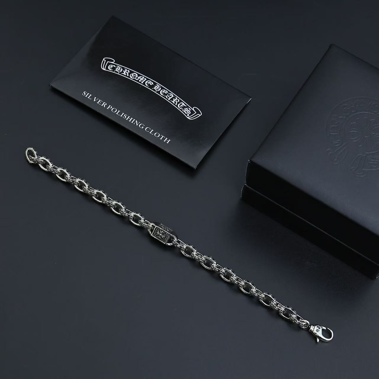 <p>CHROME HEARTS&nbsp;复古手链</p>