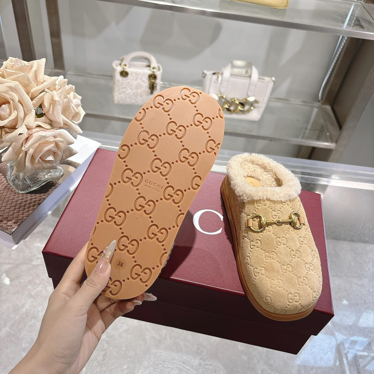 <p>GUCCI 穆勒羊毛拖鞋</p>