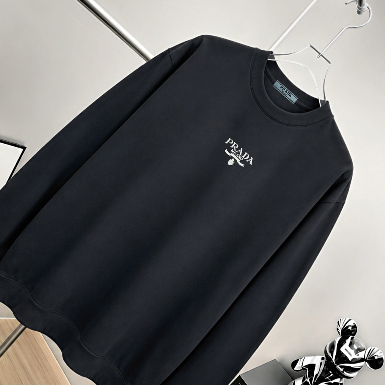 <p>PRADA&nbsp;刺绣字母T恤(黑色)</p>