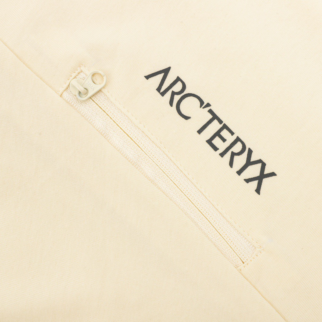 <p>ARC'TERYX 明线拼接印花圆领长袖(米黃)</p>
