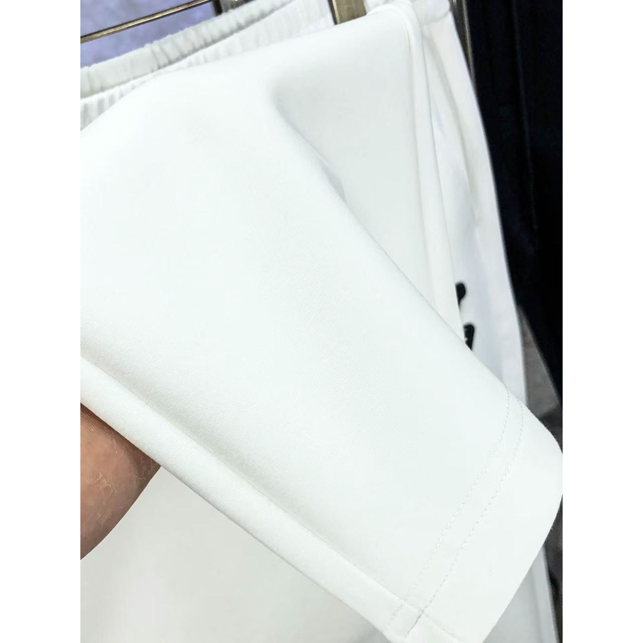 <p>LV&nbsp;高品质时尚休闲裤(782966)</p>