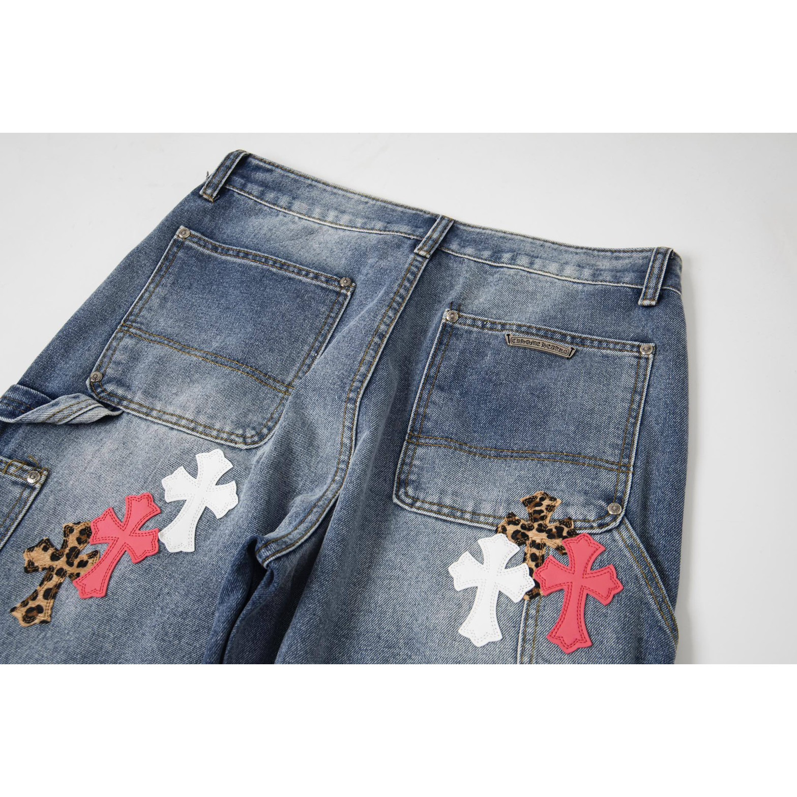 <p>CHROME HEARTS 蓝白多色拼皮泼墨牛仔美式工装长裤(1732#)</p>

<p>&nbsp;</p>