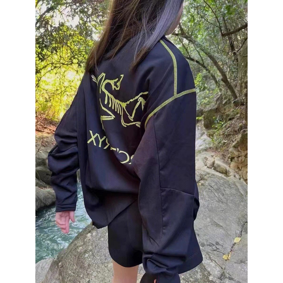 <p>ARC'TERYX 明线拼接印花圆领长袖(黑)</p>