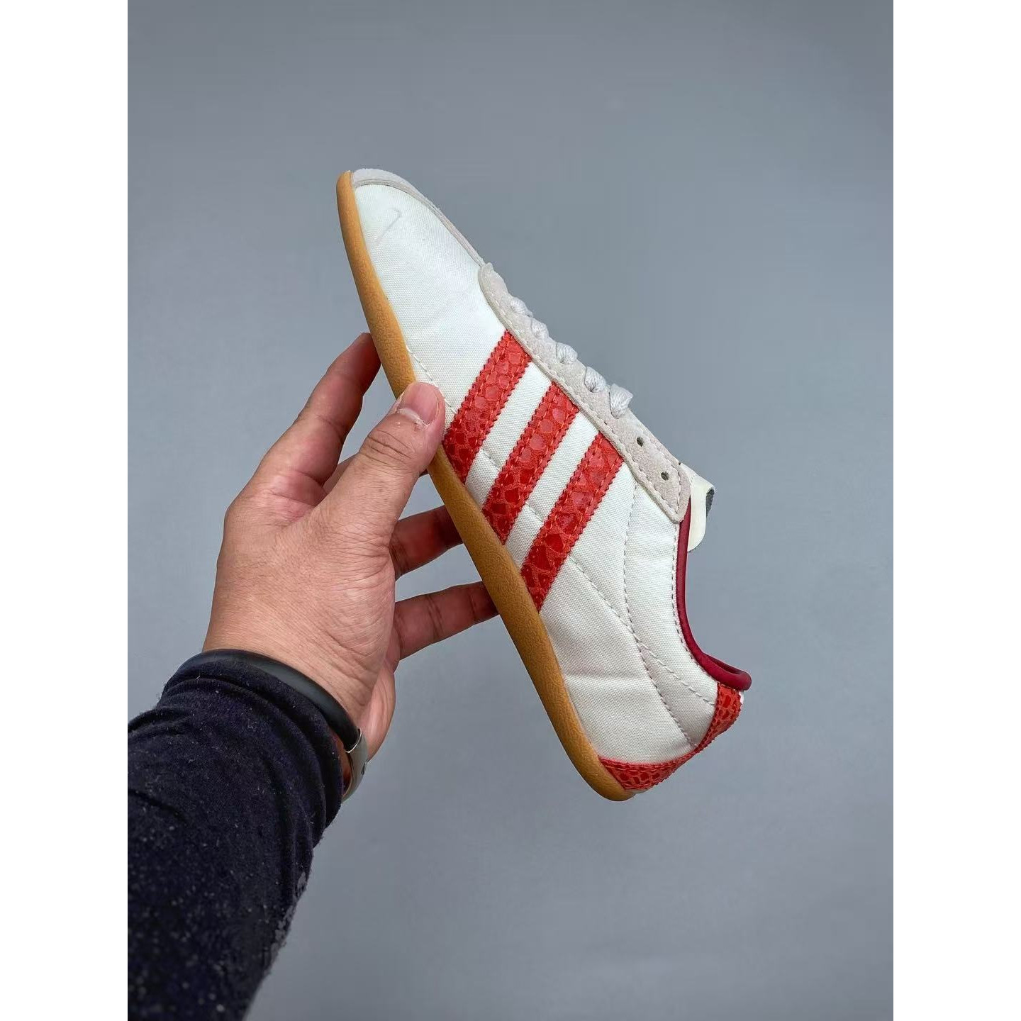 <p>Adidas Tokyo W&nbsp; 经典休闲运动鞋 (紅)</p>