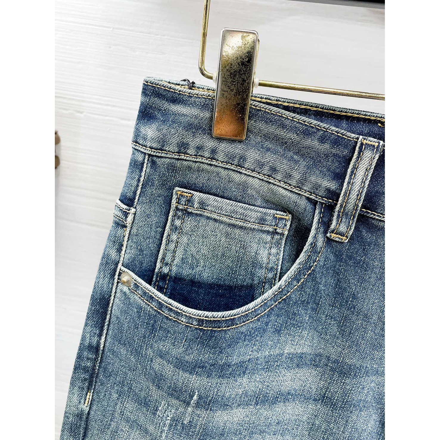 <p>LV&nbsp;高品质牛仔裤(淺藍)</p>
