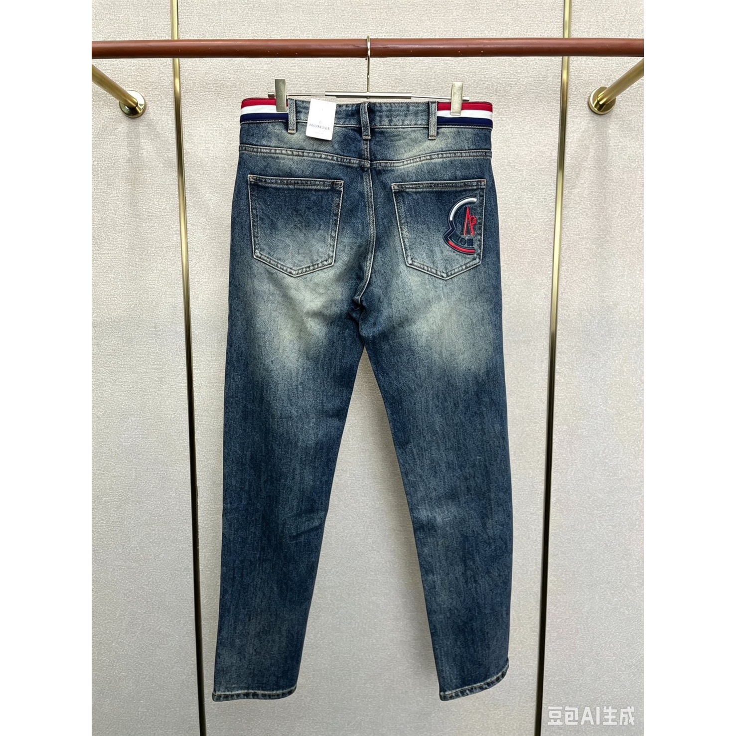 <p>Moncler&nbsp;休闲牛仔裤</p>