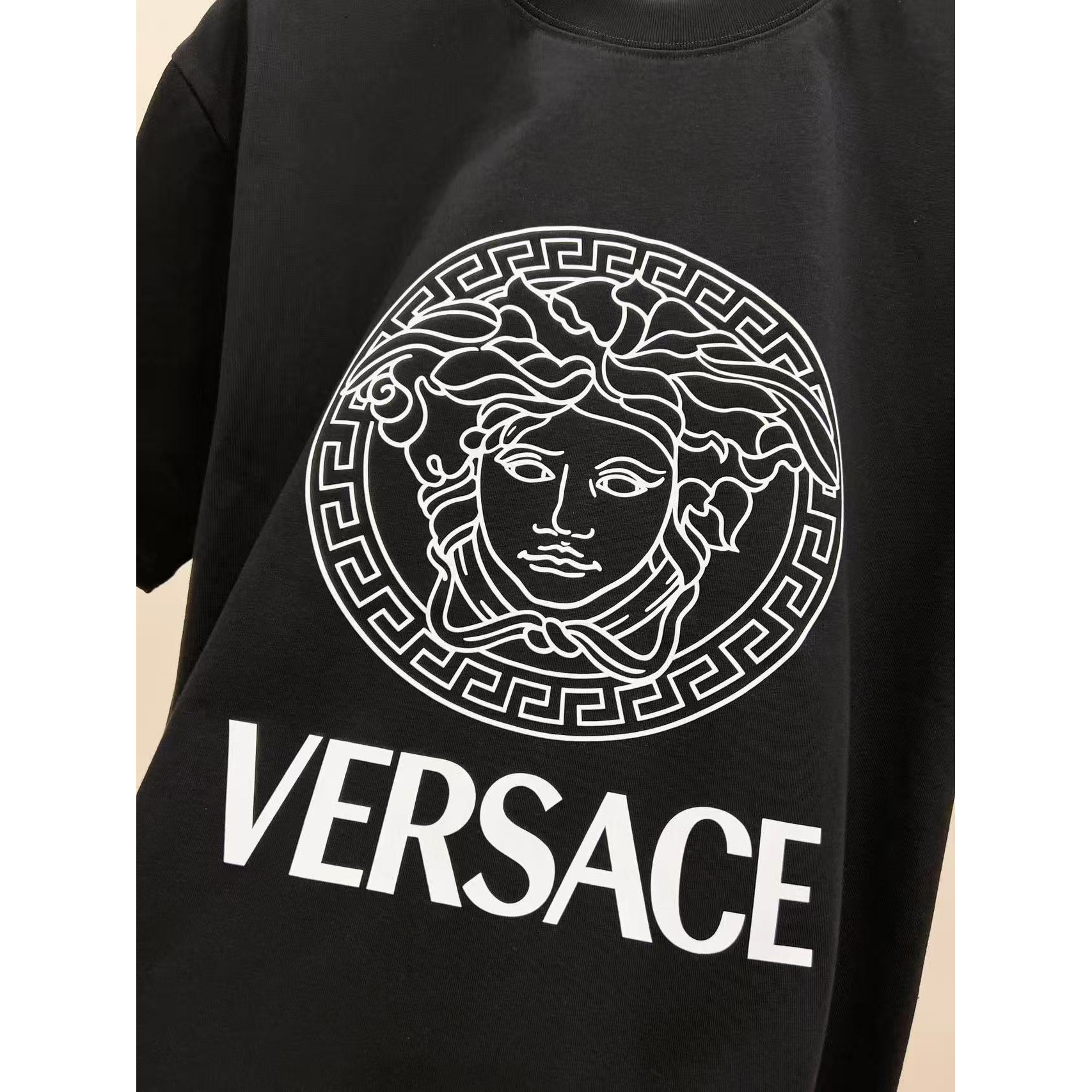 <p>Versace&nbsp;美杜莎logo字母印花经典短袖t恤(黑)&nbsp;</p>