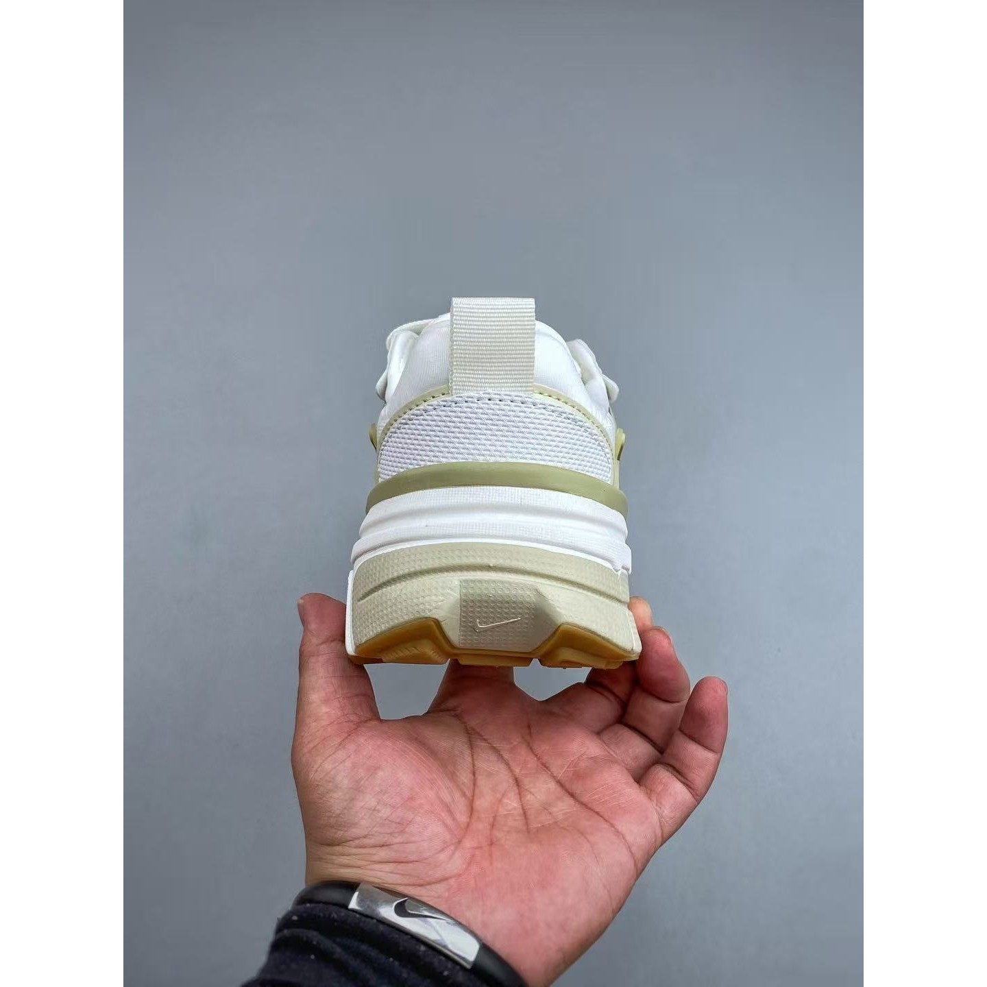 <p>Nike V2K Run 低帮跑步鞋(白色金色)</p>