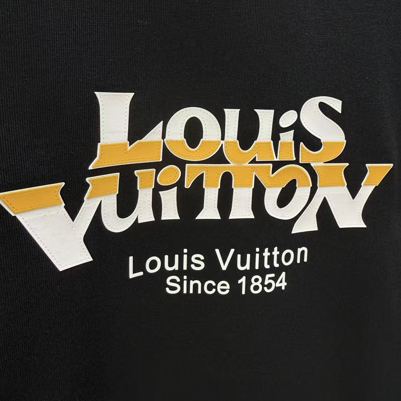 <p>LV 短袖T恤 (厚板)(黑)</p>
