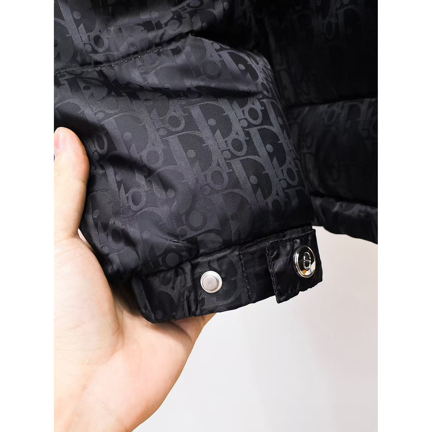 <p>DIOR&nbsp;秋冬新款羽绒服(黑)</p>