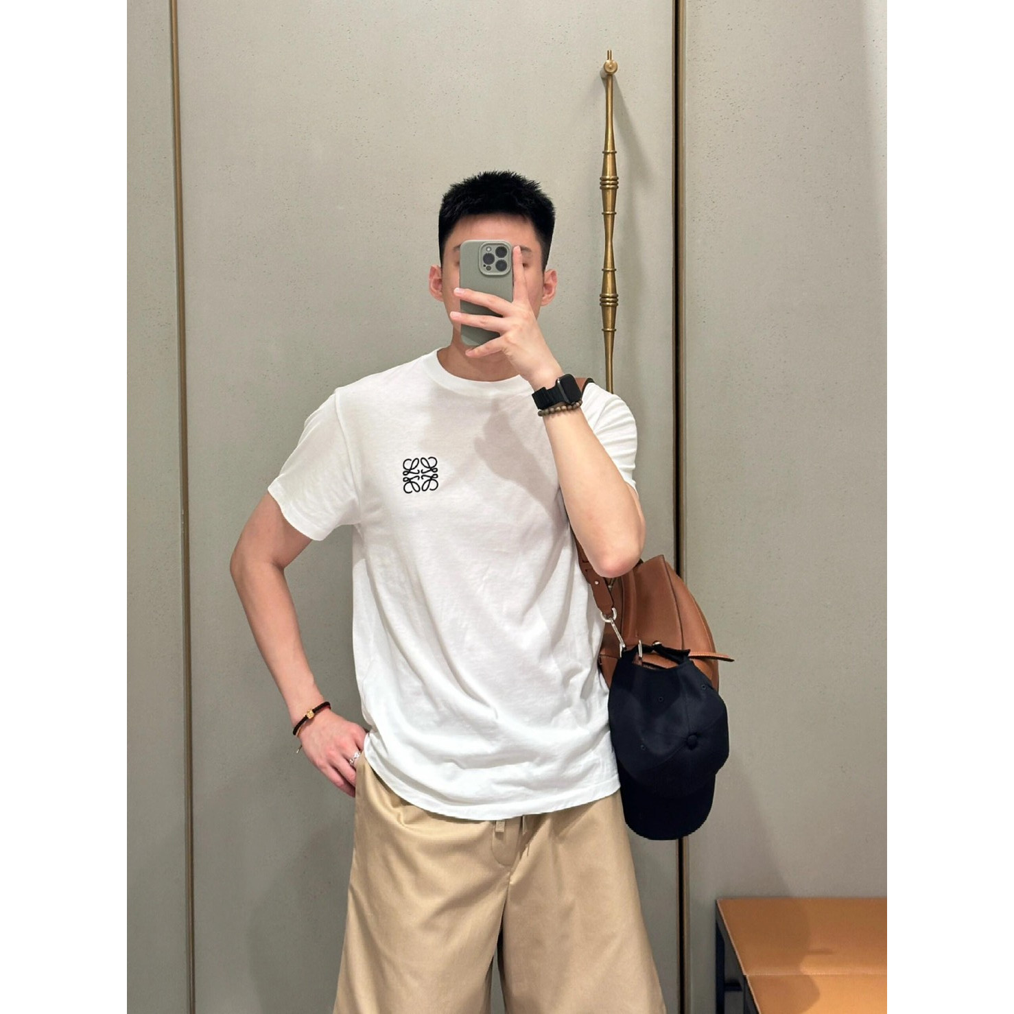 <p>LOEWE 经典logo刺绣短袖T恤(白)</p>