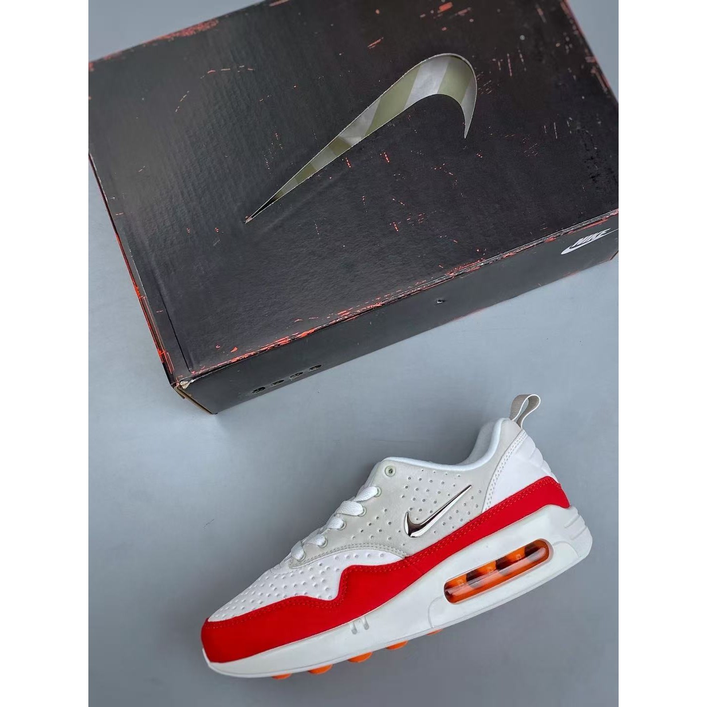 <p>NIKE AIR MAX 气垫复古跑步鞋(白紅)</p>