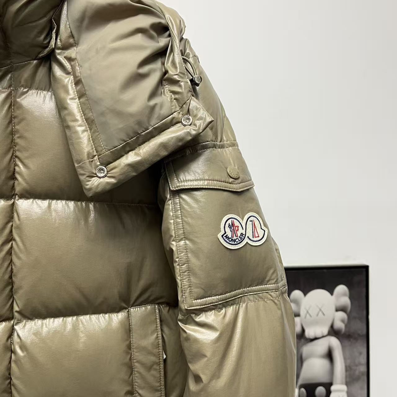 <p>Moncler 70周年双标连帽羽绒服(深棕色)</p>