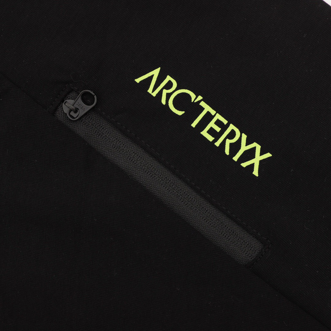 <p>ARC'TERYX 明线拼接印花圆领长袖(黑)</p>