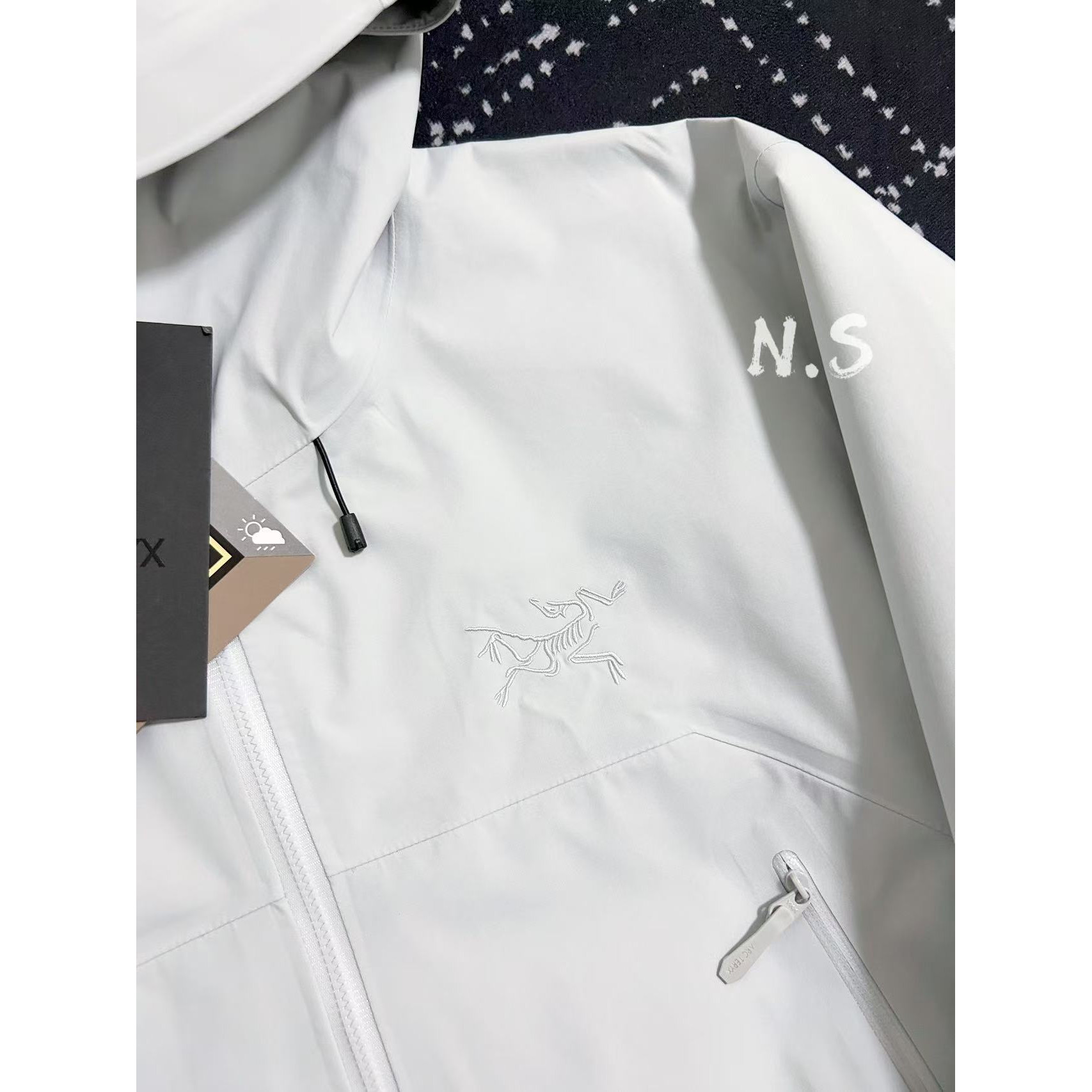 <p>Arc'teryx Beta系列 SL GORE-TEX 硬壳刺绣连帽防水防风透气冲锋衣(极地白)</p>