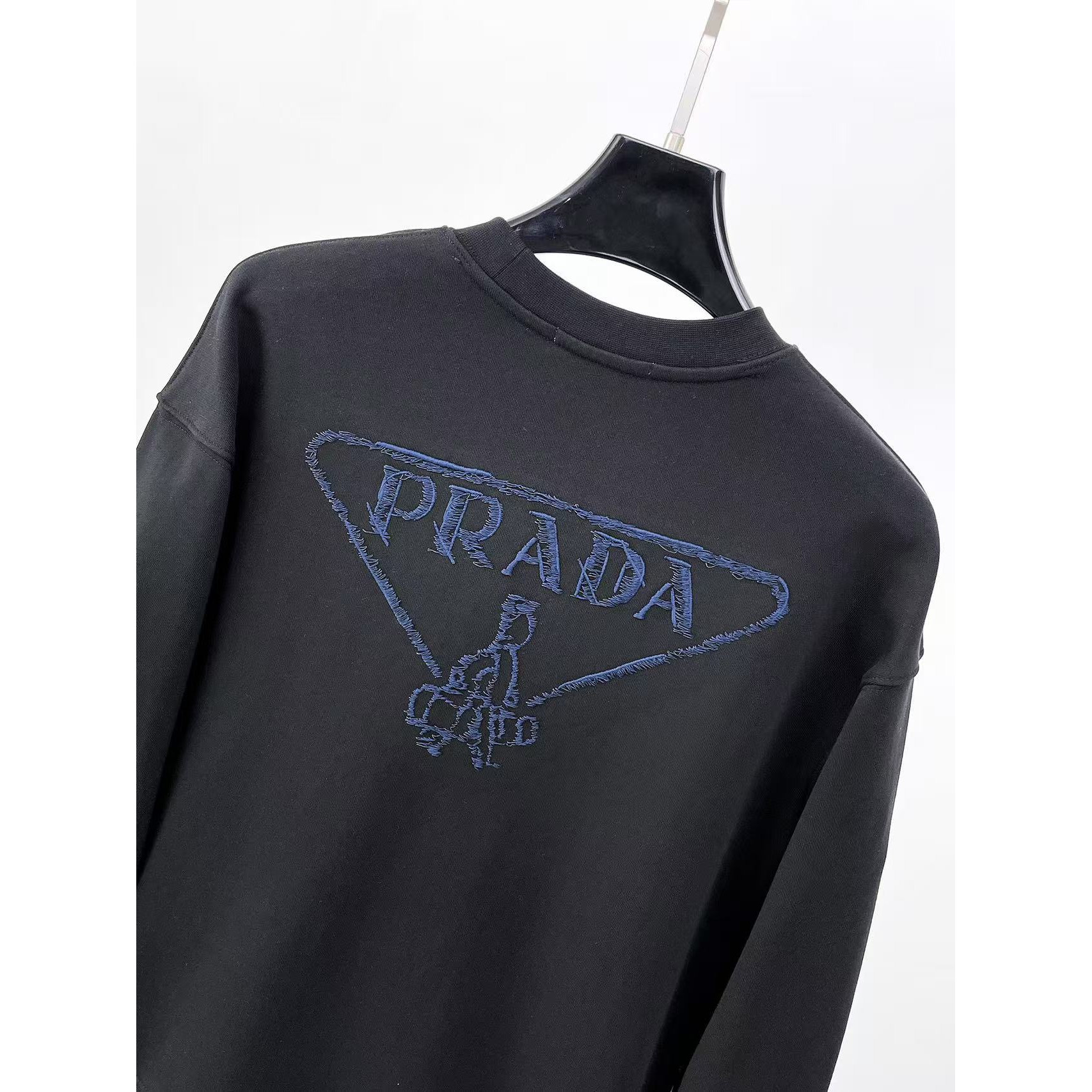 <p>PRADA&nbsp;圓領長袖T恤(黑)</p>