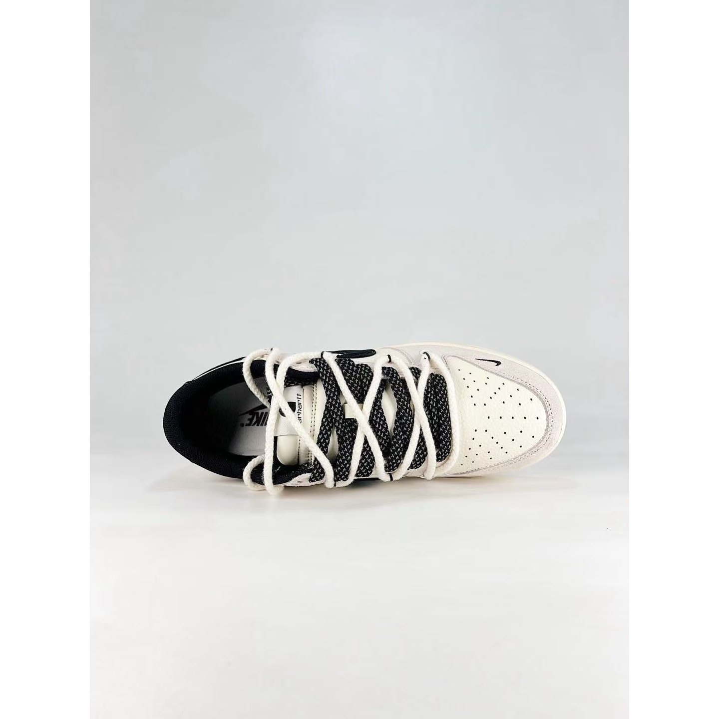 <p>NIKE DUNK SB LOW 全新配色&nbsp;</p>