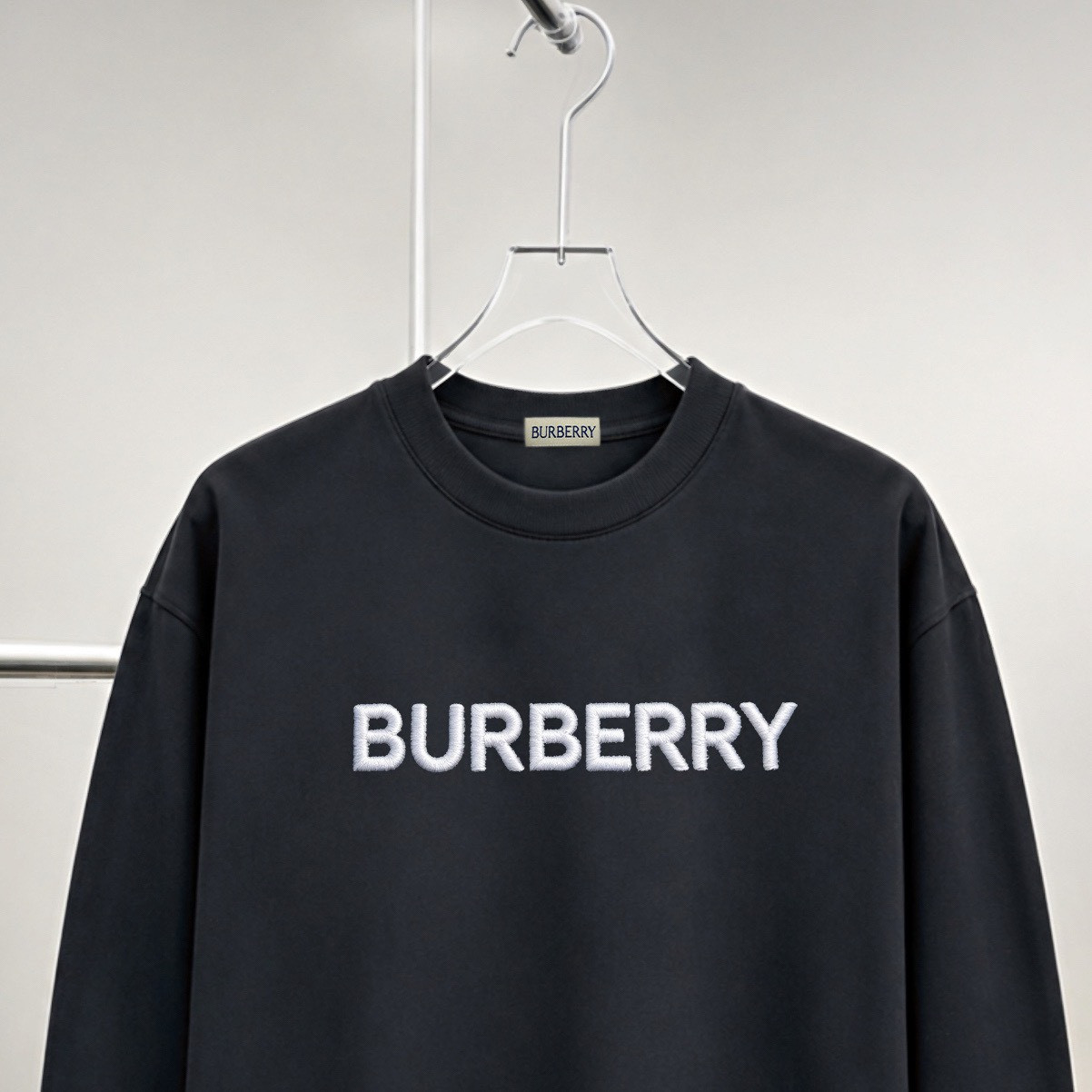 <p>BURBERRY logo图案绣花长袖(黑)</p>