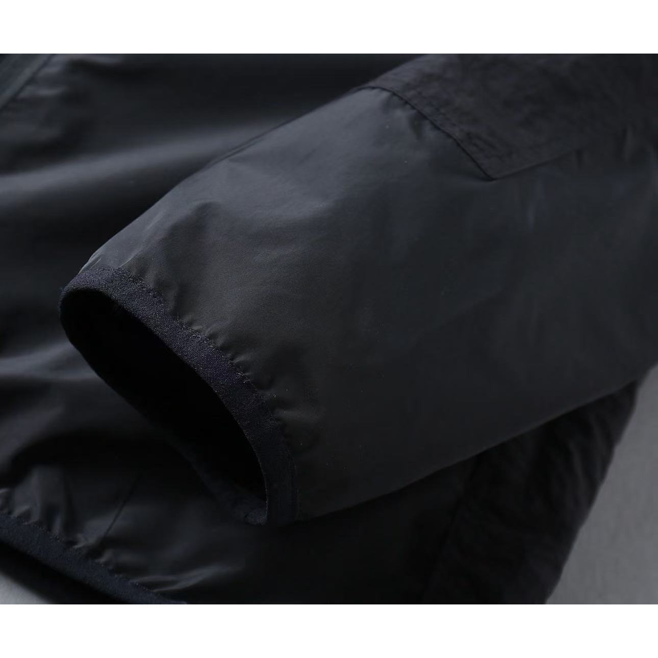 <p>MONCLER 男士夹克外套(800820)</p>