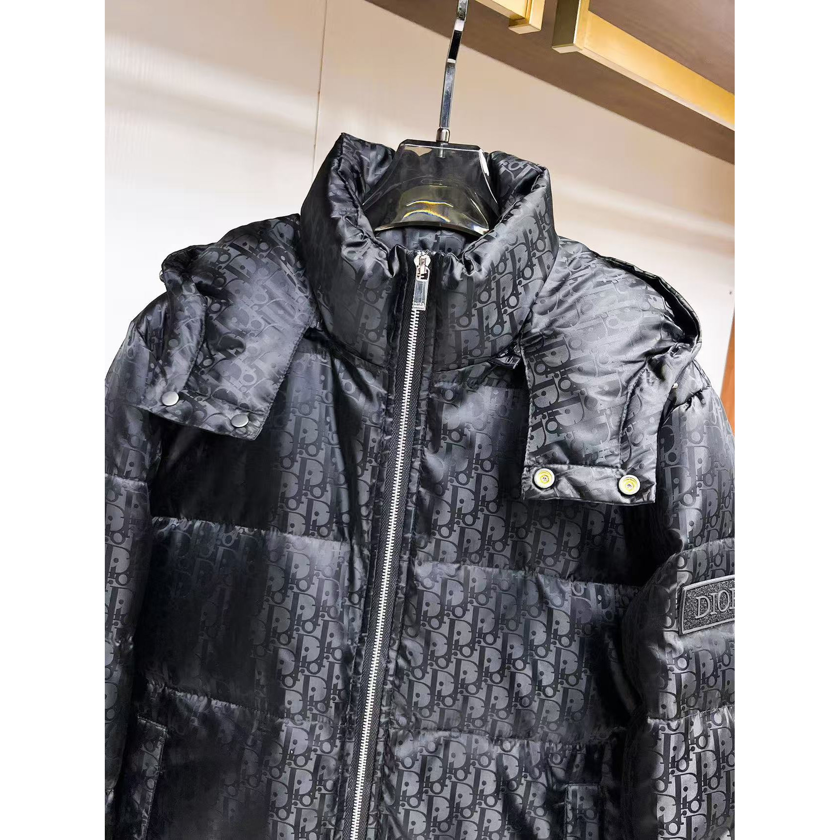 <p>DIOR&nbsp;秋冬新款羽绒服(黑)</p>