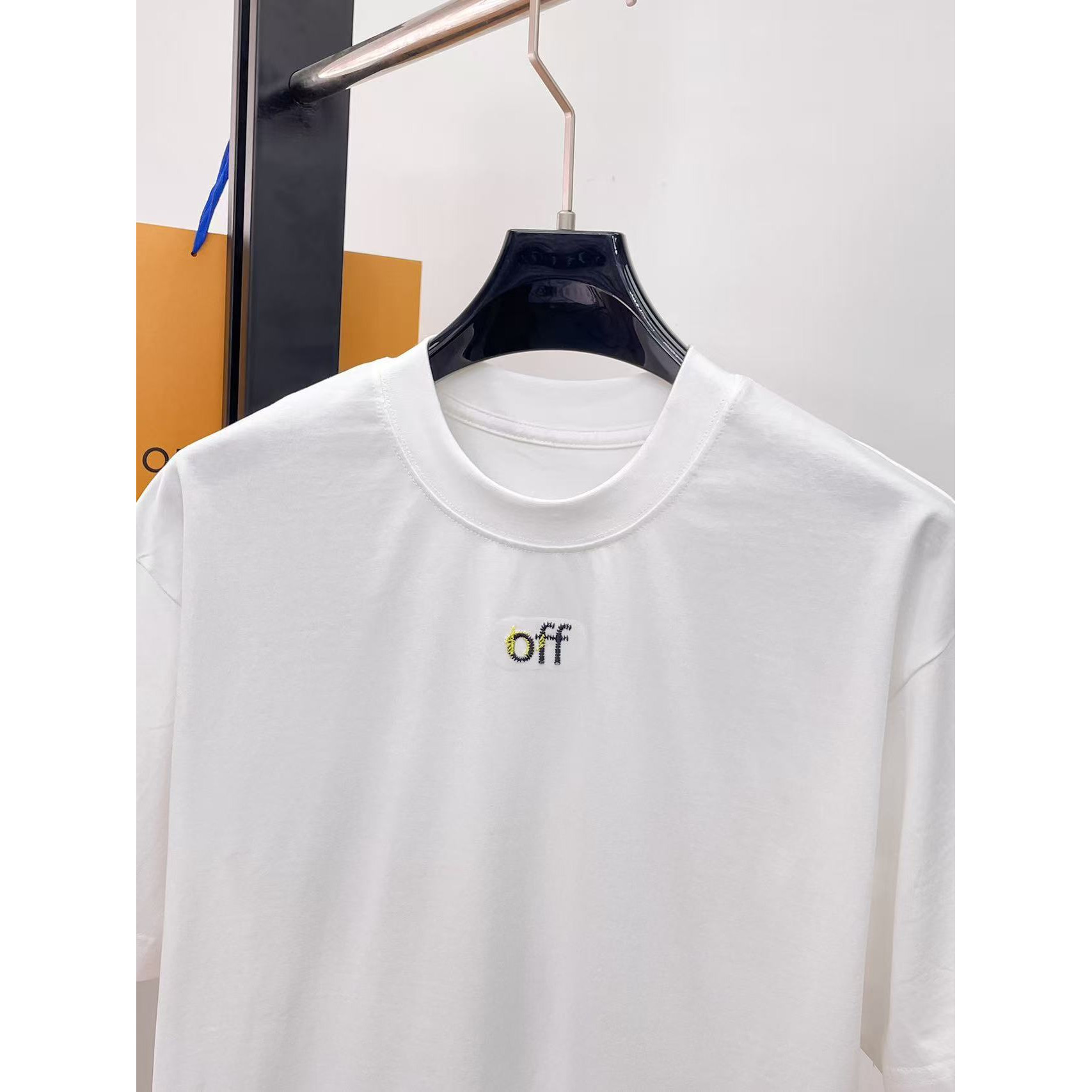 <p>OFF 专柜新款短袖T恤(白)</p>