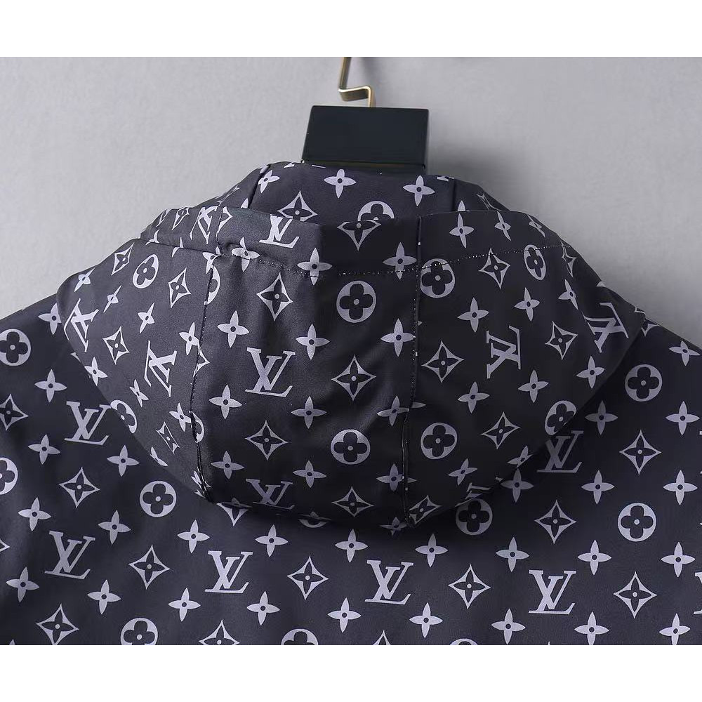 <p>LV 男士夹克外套(紫)</p>